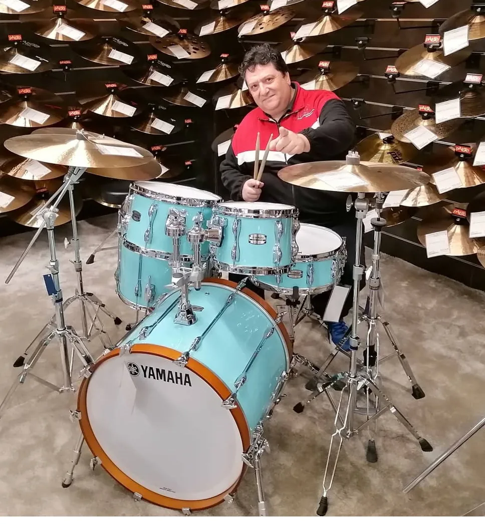 Fabián con su batería turquesa